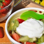 Fragole e kiwi con mousse allo yogurt e miele