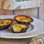 Tartellette di grano saraceno con cipolle caramellate, yogurt e gouda