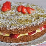 Torta al pistacchio con crema e fragole