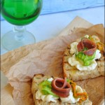 Crostini con stracciatella, fiore di zucca e alici