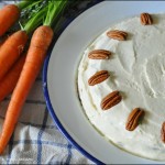 Torta di carote e noci pecan con frosting allo sciroppo d’acero