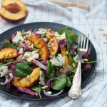 Insalata di spinacini, pesche grigliate e gorgonzola