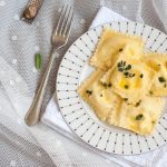 RAVIOLI AL CAPRINO E MAGGIORANA CON BURRO AL LIMONE ED ERBE