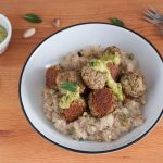 Polpette di zucchine alla menta e pesto di pistacchi