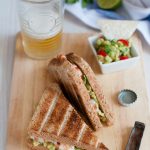 Sandwich con gamberi alla tequila e guacamole