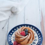 Mini bundt cake integrali ai frutti di bosco