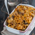 Pasta al forno con besciamella alla zucca, funghi e speck