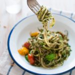 Spaghetti di zucchine al pesto