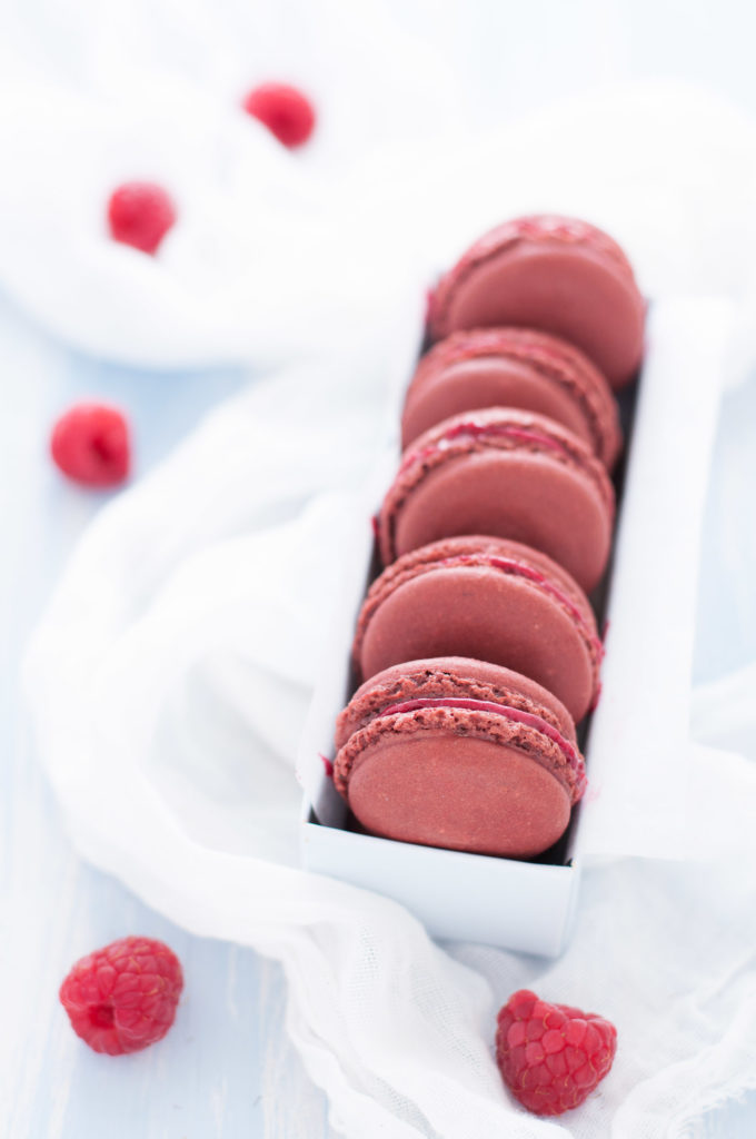 Macarons al cioccolato e nocciole