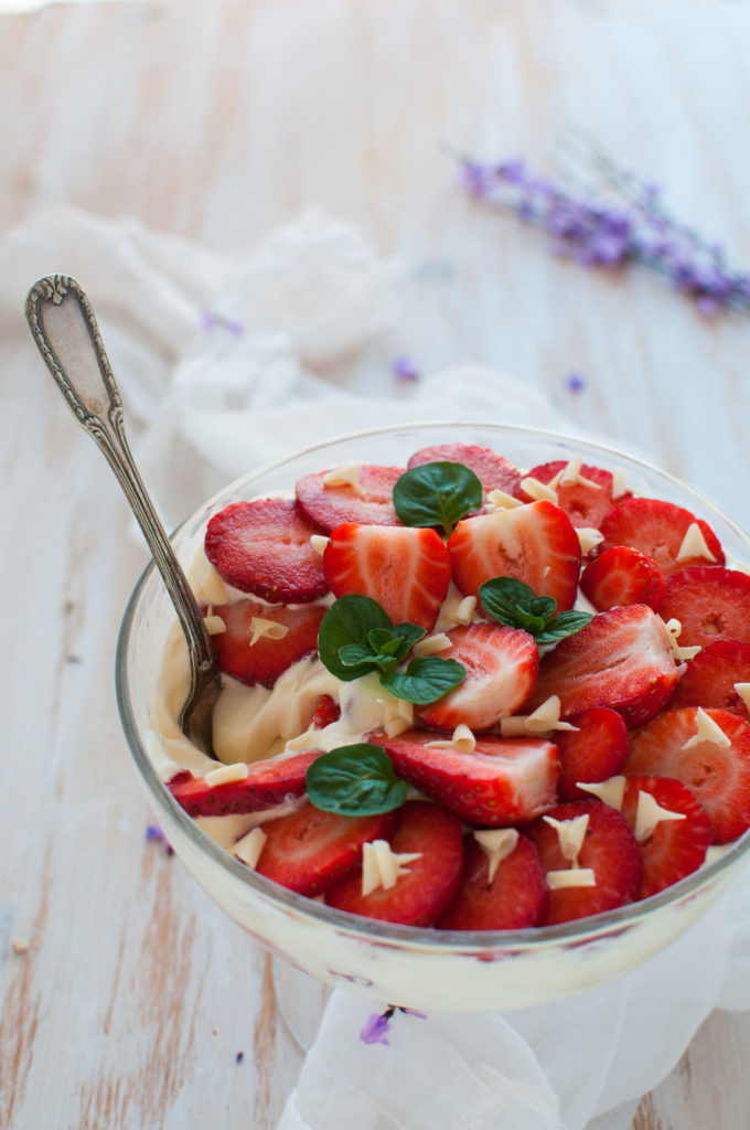 Tiramisu alle fragole e cioccolato bianco