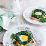 Crostino con spinaci e uovo di quaglia
