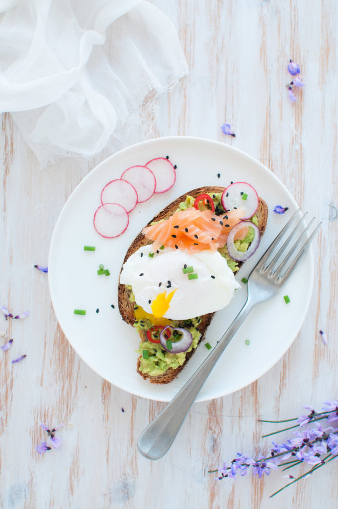 Avocado toast con uovo in camicia