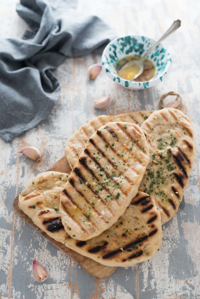 Pane flatbread all'aglio