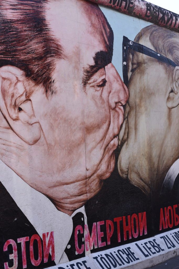 East Side Gallery Muro Berlino Bacio