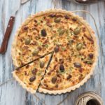 Tart con cipolle caramellate feta e olive