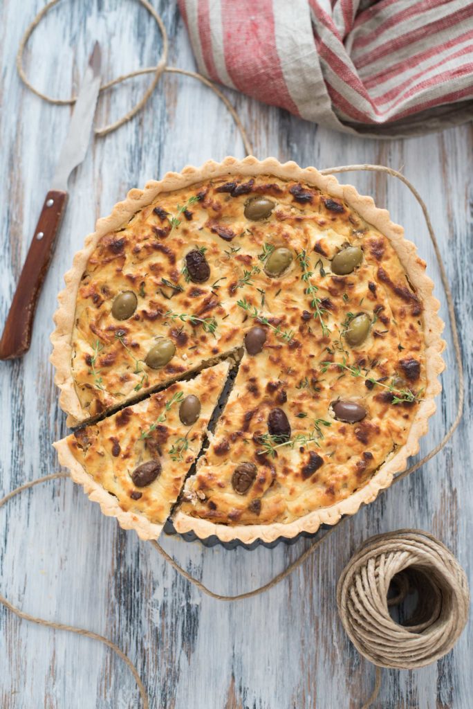 Tart con cipolle caramellate feta e olive