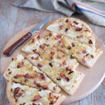 Flammkuchen alsaziana con cipolle e pancetta