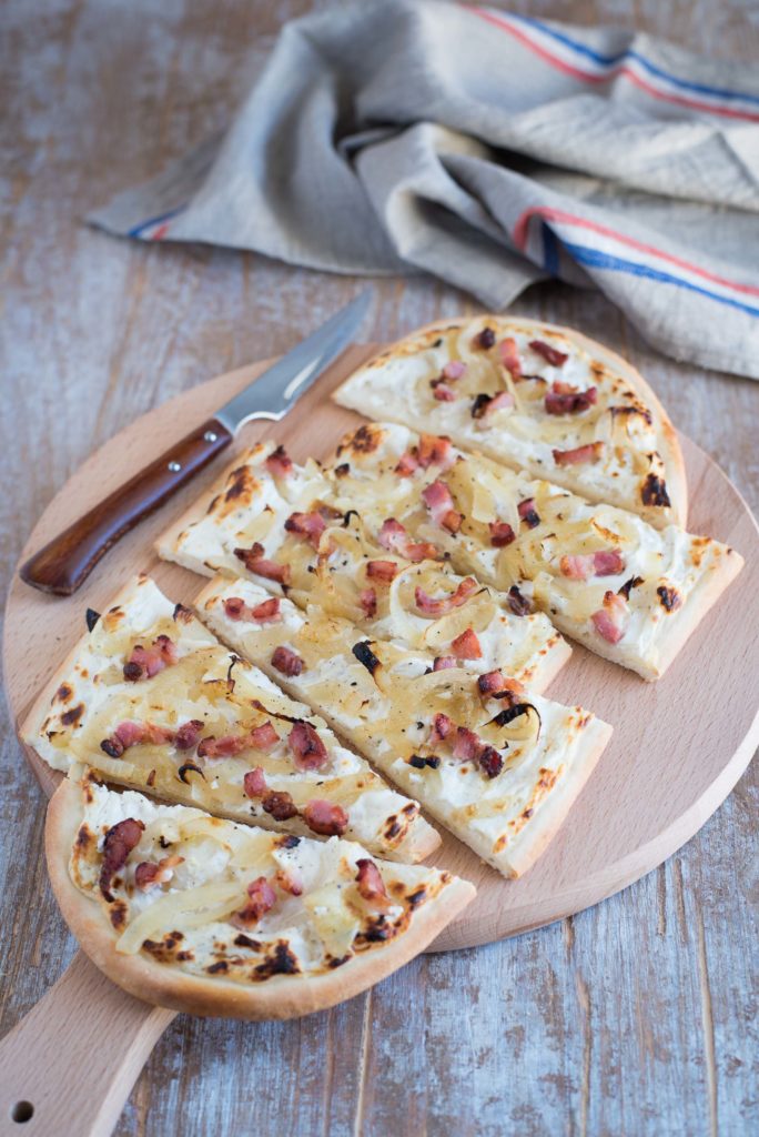 Flammkuchen alsaziana con cipolle e pancetta