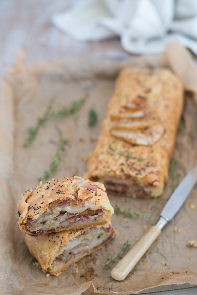 Strudel salato con pancetta pere e parmigiano