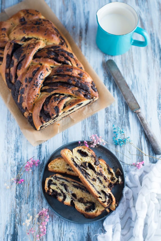 Brioche al cioccolato e sesamo nero