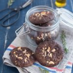 Cookies all’olio d’oliva cioccolato rosmarino e mandorle