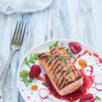 Tataki_di_salmone_con_salsa_ai_frutti_rossi