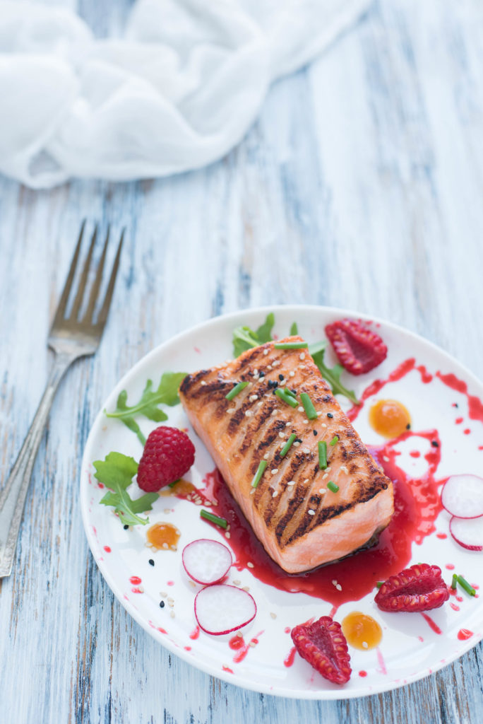 Tataki_di_salmone_con_salsa_ai_frutti_rossi