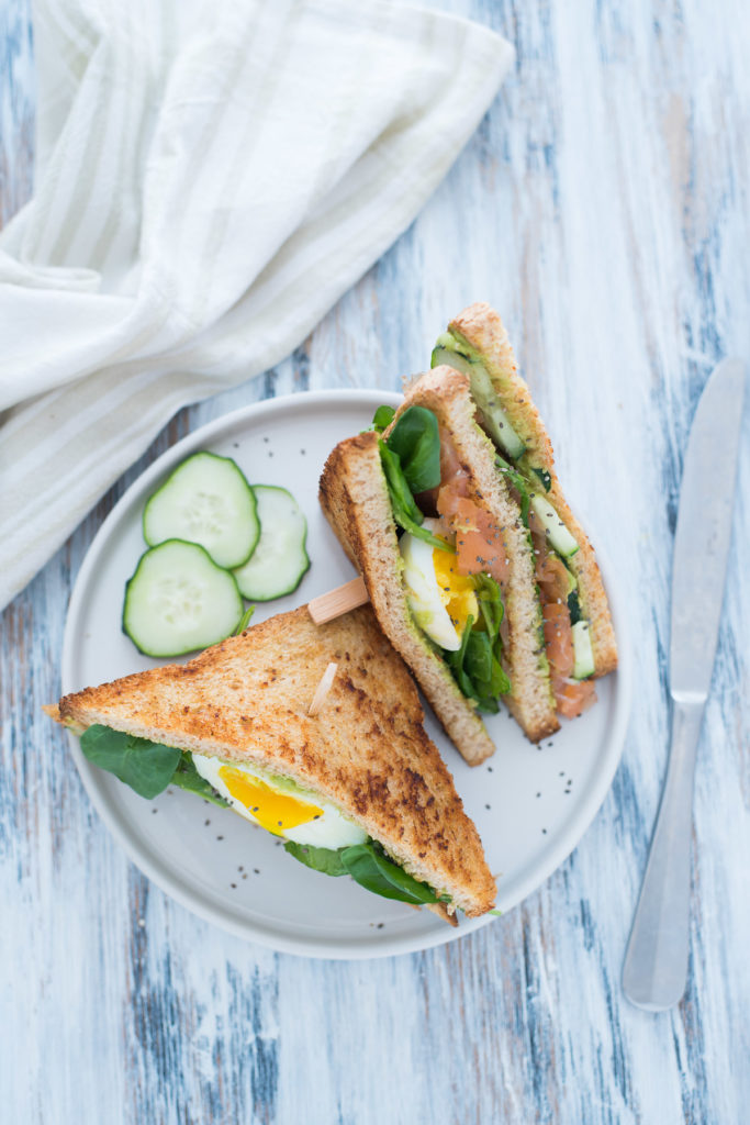 Club sandwich con salmone e maionese di avocado