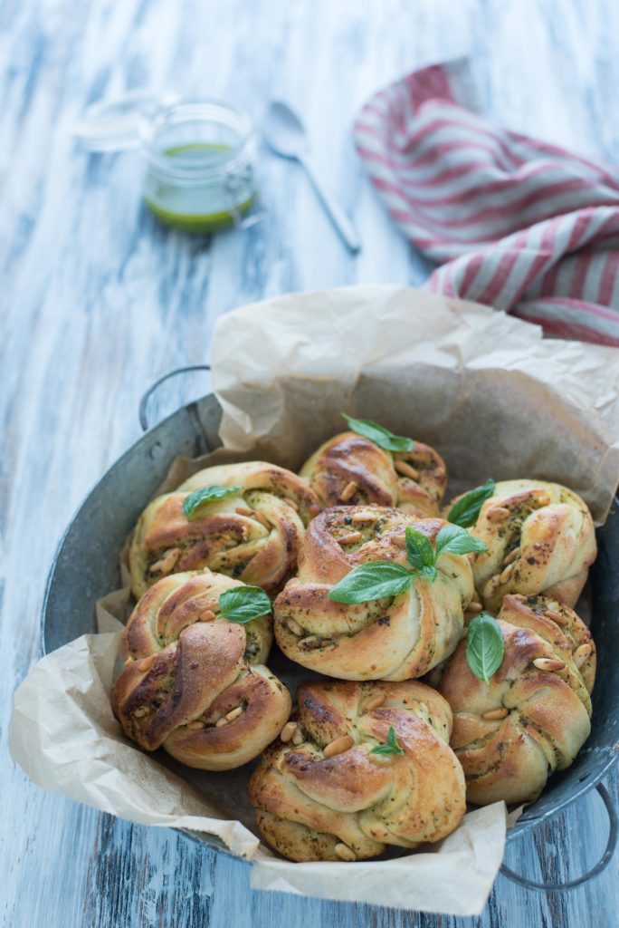 Nodini di pane al pesto