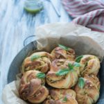 Nodini di pane al pesto