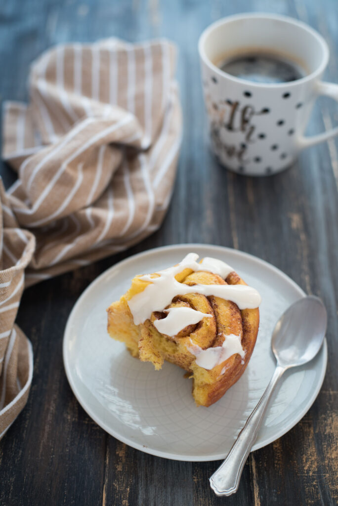 Cinnamon roll alla zucca con glassa al formaggio