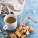 Rugelach con tahini cioccolato miele e pistacchi