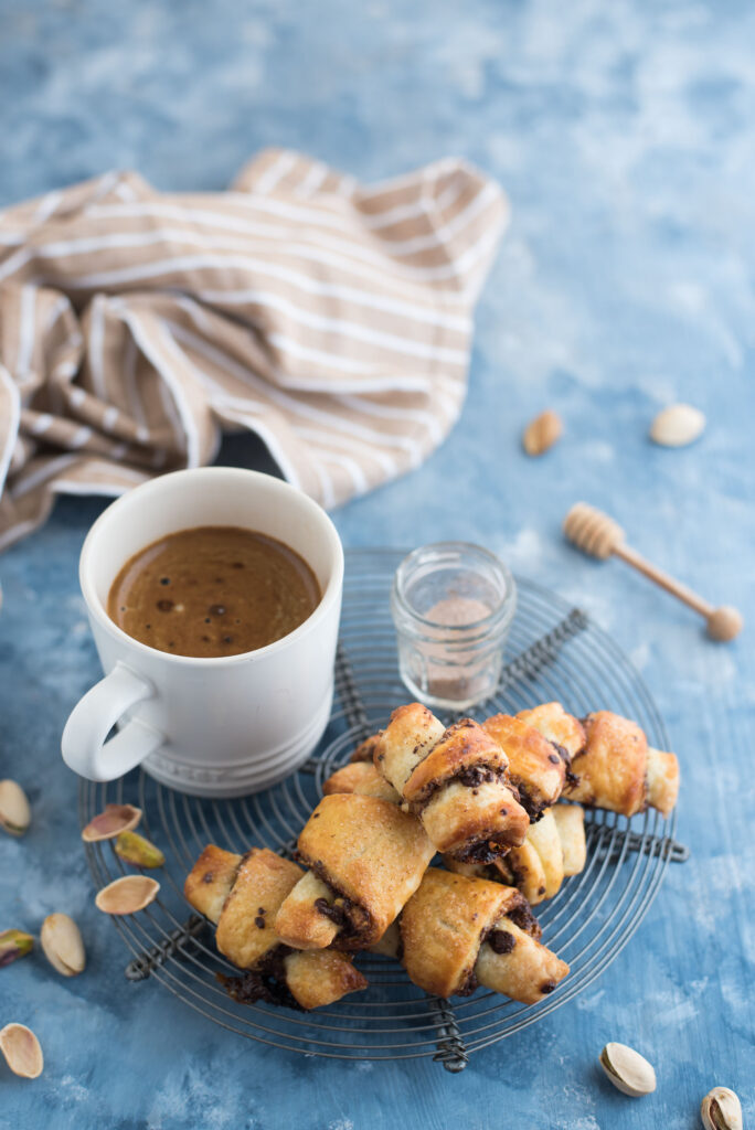 Rugelach con tahini cioccolato miele e pistacchi