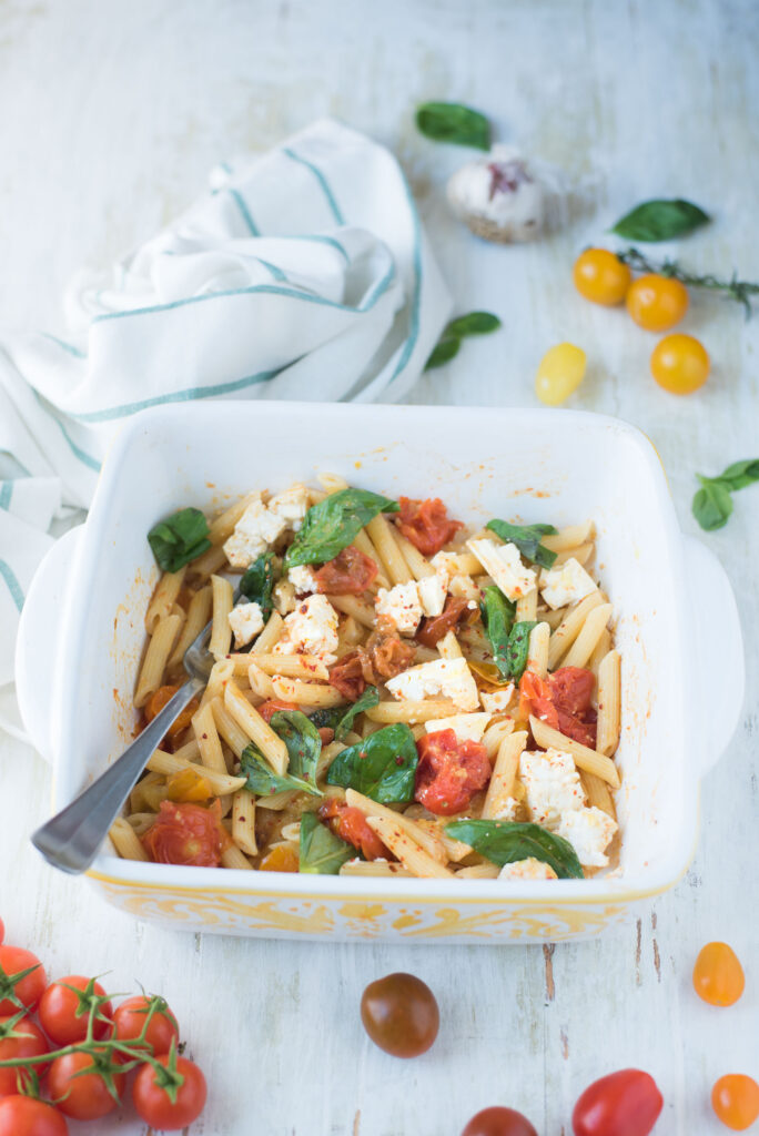 Pasta con feta e pomodorini al forno