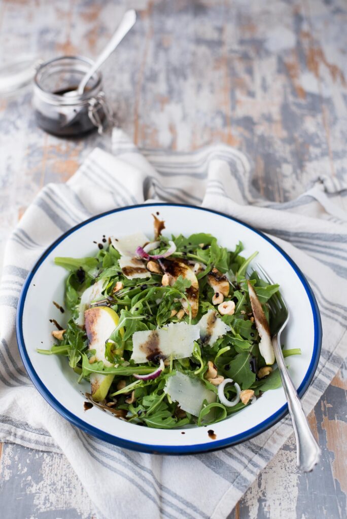 Insalata di rucola e pere con glassa al balsamico