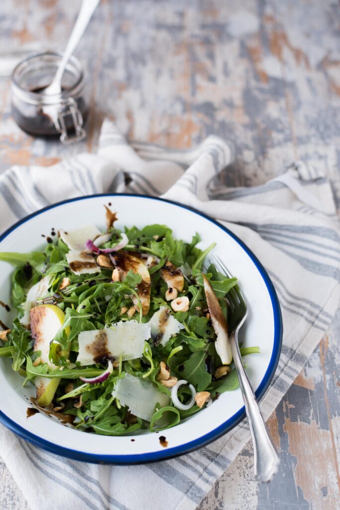 Insalata di rucola e pere con vinaigrette caramellata