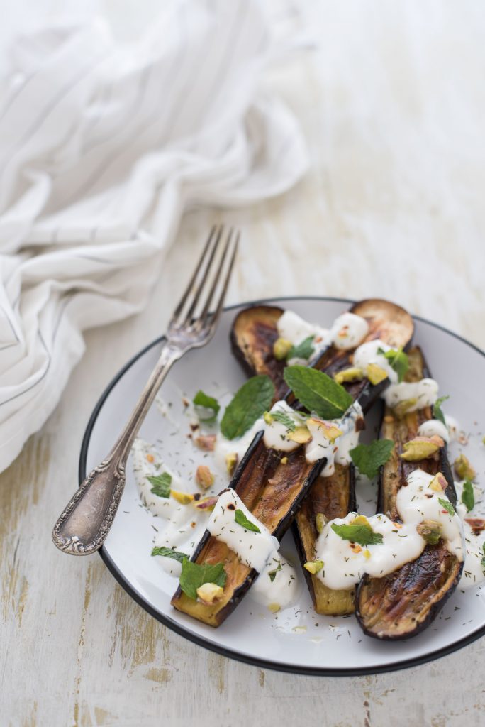 Melanzane arrostite con yogurt alla feta e pistacchi