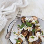 Melanzane arrostite con yogurt alla feta e pistacchi