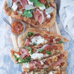 Pizza con chutney di pesche prosciutto e burrata