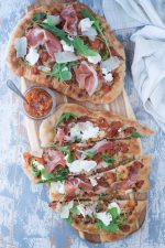 Pizza con chutney di pesche prosciutto e burrata