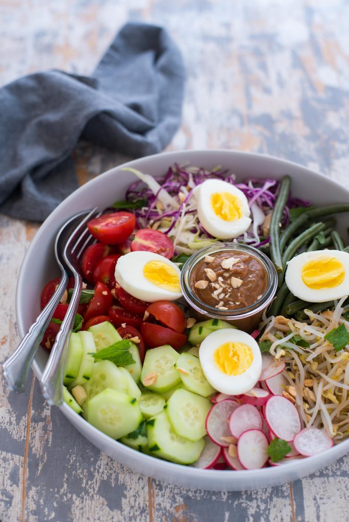 Insalata con salsa di arachidi