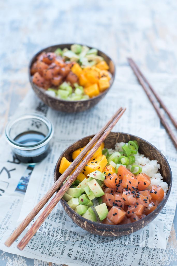 Poké bowl con salmone avocado e mango