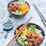 Poké bowl con salmone avocado e mango