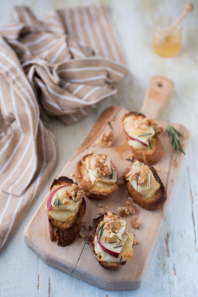 Crostini brie mele e noci