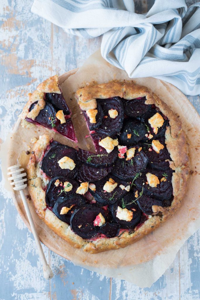 Galette con feta e barbabietola miele e za'atar