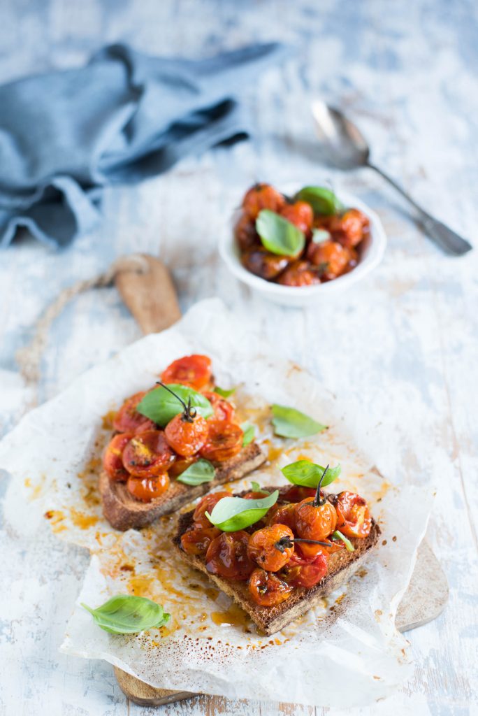 Bruschette con pomodorini confit