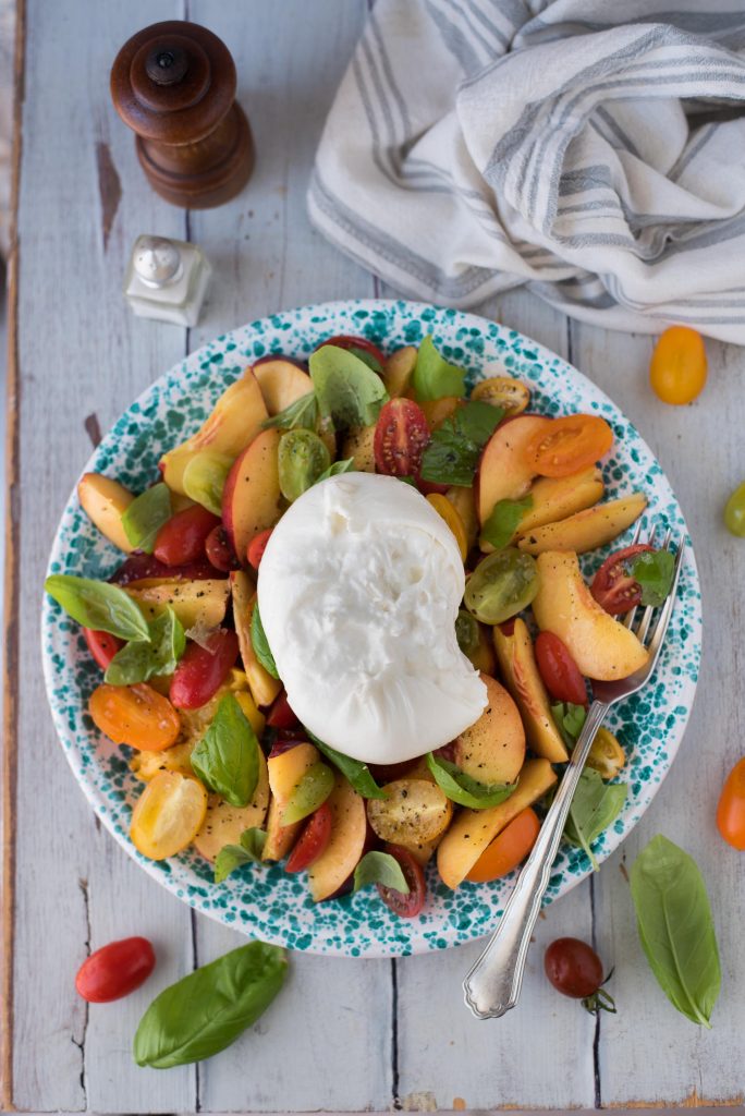 Caprese con pesche e burrata