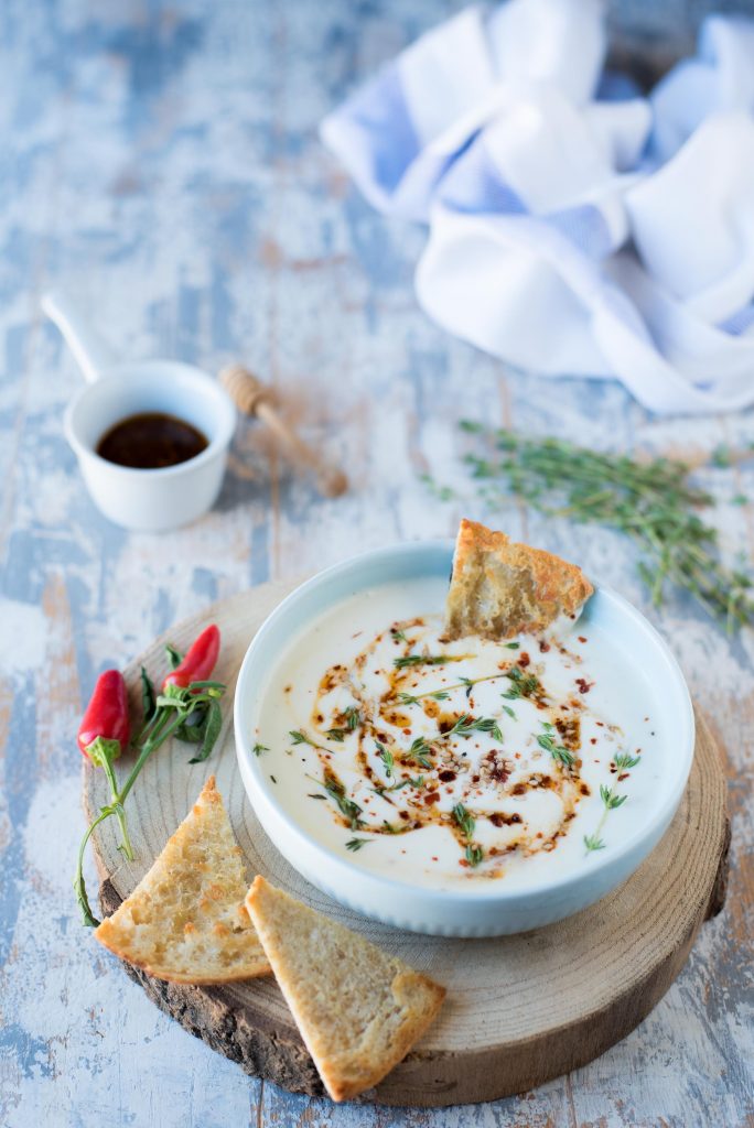 Dip di feta con miele al peperoncino