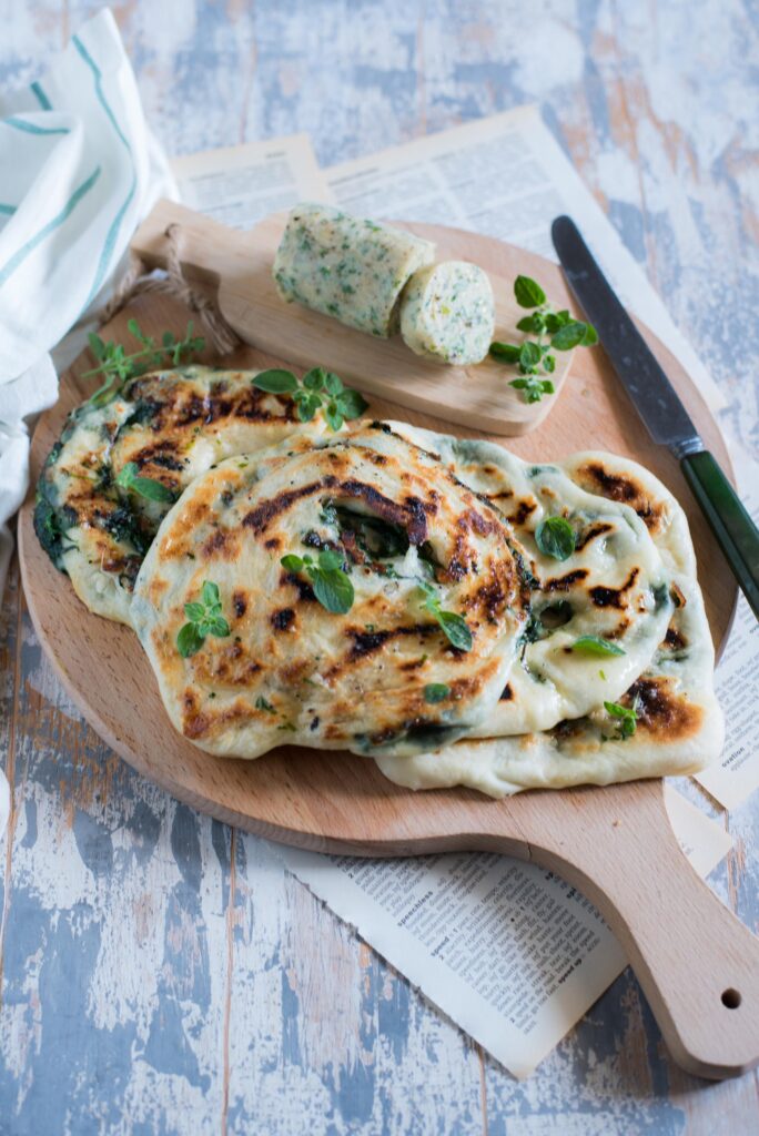 Pane naan con mozzarella e spinaci