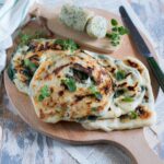 Pane naan con mozzarella e spinaci